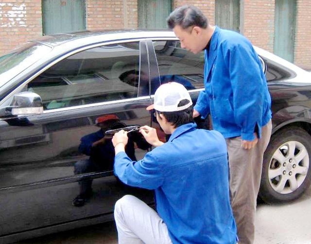 金泽镇汽车钥匙丢在车里面怎么办?